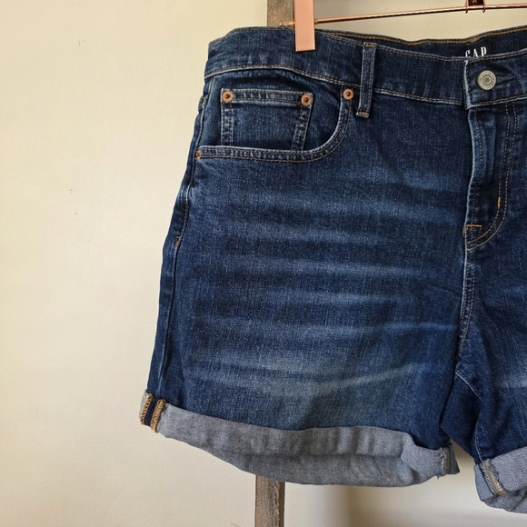 ⭐️40% Off⭐️ Gap Rolled Up 5 Inch Denim Shorts - Picture 2 of 12